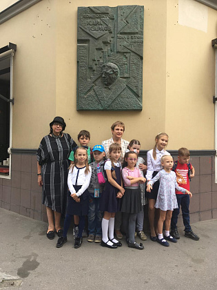 Открытый урок возле памятной доски композитору Кара Караеву!